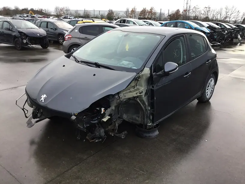 Peugeot 208 1,4 HDI FAP 48 à la pièce (0875231)